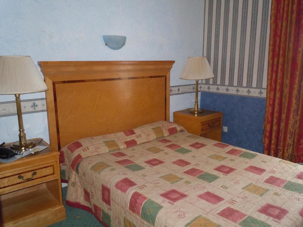 Hotel La Croix Blanche Montrichard Habitación foto